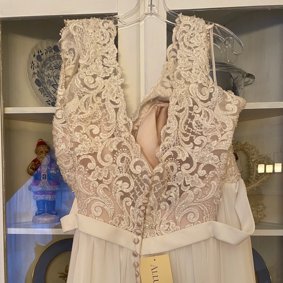 NWT Allure Wedding gown off white with blush tones - Picture 4 of 7